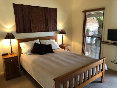 Meriba B And B - Accommodation Main Beach 1