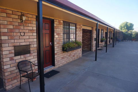 Miles Outback Motel - Accommodation Main Beach 0