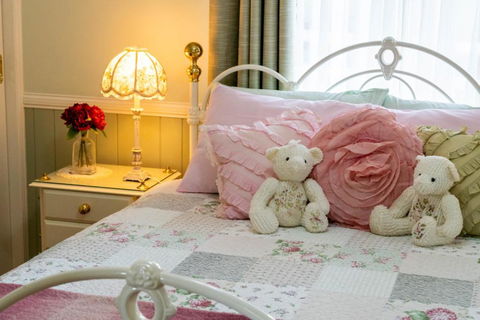 Milford Country Cottages - Accommodation Main Beach 1