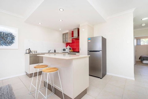 Modern Midland Retreat 2br 1 Bth - Accommodation Main Beach 0