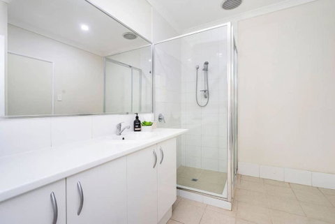 Modern Midland Retreat 2br 1 Bth - Accommodation Main Beach 2
