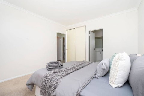 Modern Midland Retreat 2br 1 Bth - Accommodation Main Beach 3