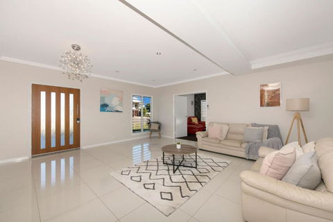 Modern Luxury Ocean Views - Accommodation Main Beach 3