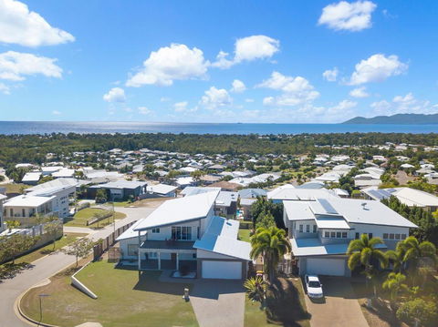 Modern Luxury Ocean Views - Accommodation Main Beach 2