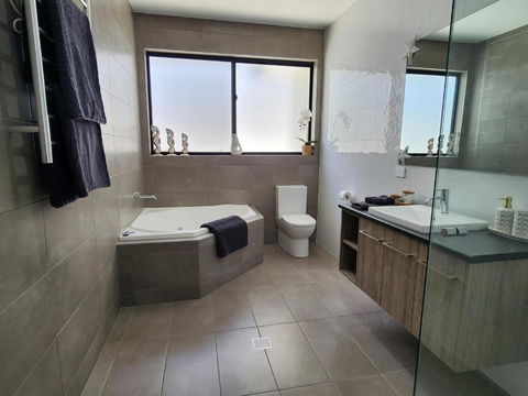 Minutes To The Beach! King Bed With TV, Spa Bath - Accommodation Main Beach 1