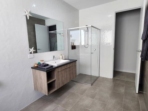 Minutes To The Beach! King Bed With TV, Spa Bath - Accommodation Main Beach 3