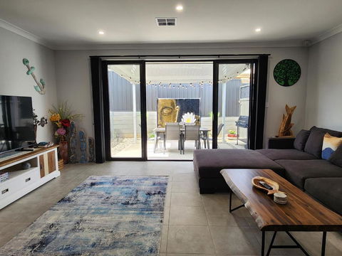Minutes To The Beach! King Bed With TV, Spa Bath - Accommodation Main Beach 0
