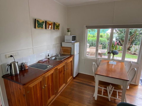 Miss Bullens Cottage - Accommodation Main Beach 2