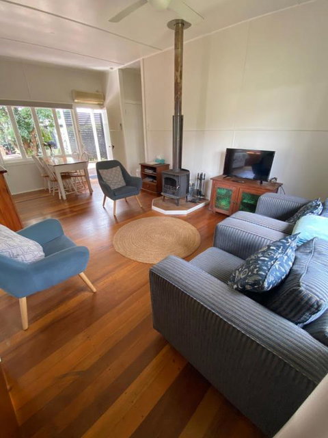 Miss Bullens Cottage - Accommodation Main Beach 1