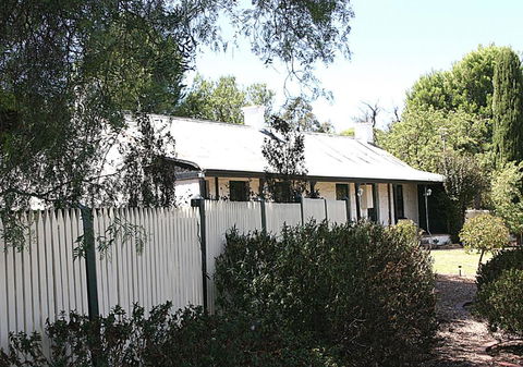 Miss Mabel Cottage - Accommodation Main Beach 1
