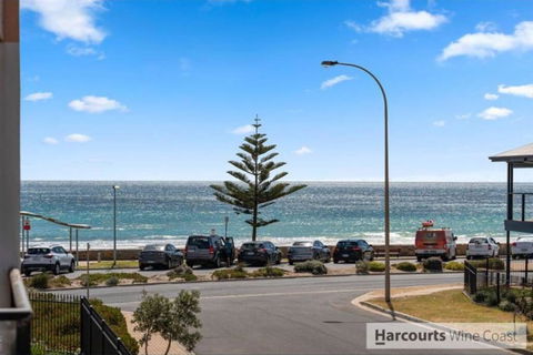 Moana Seaside Retreat - 2 Bedroom, Spa , Living Area & Pet Friendly - Accommodation Main Beach 0