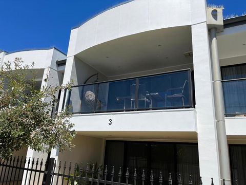 Moana Seaside Retreat - 2 Bedroom, Spa , Living Area & Pet Friendly - Accommodation Main Beach 3