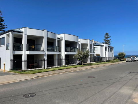 Moana Seaside Retreat - 2 Bedroom, Spa , Living Area & Pet Friendly - Accommodation Main Beach 2