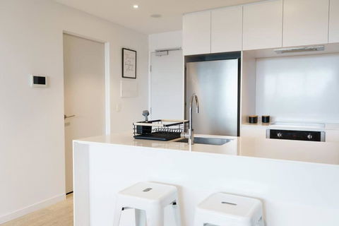 Modern 1 Bed Opposite Racecourse - Accommodation Main Beach 0