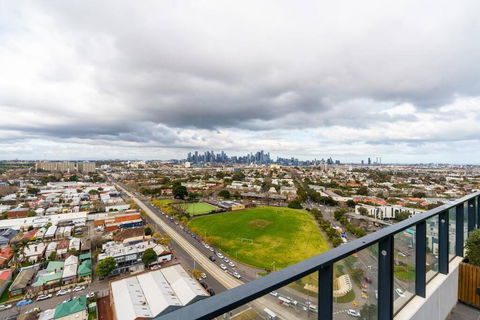 Modern 1 Bed Opposite Racecourse - Accommodation Main Beach 2