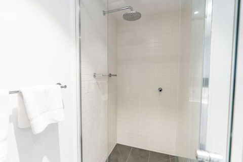 Modern 1 Bed Opposite Racecourse - Accommodation Main Beach 3