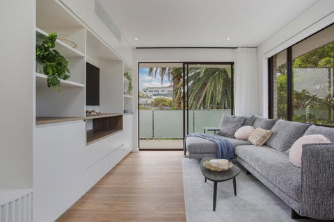 Modern, North-east Facing, 2-bed Apartment - Accommodation Main Beach 0