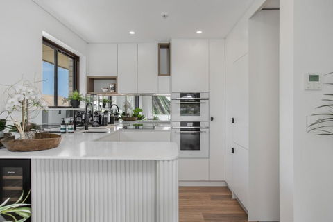 Modern, North-east Facing, 2-bed Apartment - Accommodation Main Beach 2