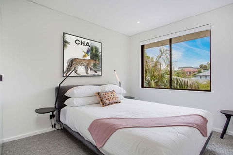 Modern, North-east Facing, 2-bed Apartment - Accommodation Main Beach 1