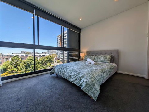Modern 2 Bedroom Apartment Close To All Amenities! - Accommodation Main Beach 0