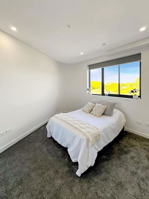Modern 2BR Suite With Balcony & Parking Near Airport - Accommodation Main Beach 2