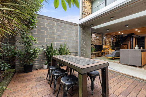 Modern & Stylish 3BR In Redfern - Accommodation Main Beach 3