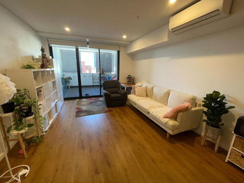 Modern Apartment Near Airport - Accommodation Main Beach 0