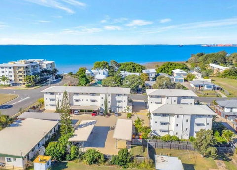 Modern Beach Apartment - Accommodation Main Beach 0