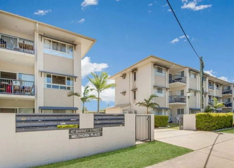Modern Beach Apartment - Accommodation Main Beach 1