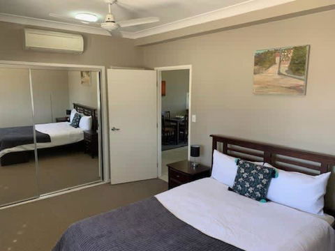 Modern Beach Apartment - Accommodation Main Beach 3