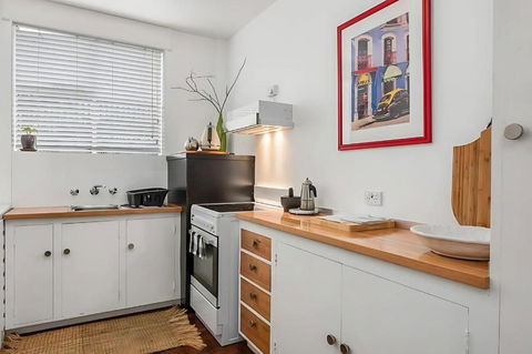 Modern City-Fringe Apartment In New Town - Accommodation Main Beach 3
