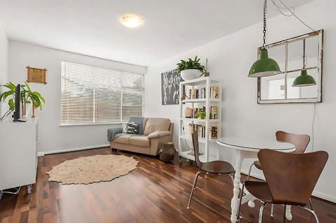 Modern City-Fringe Apartment In New Town - Accommodation Main Beach 0