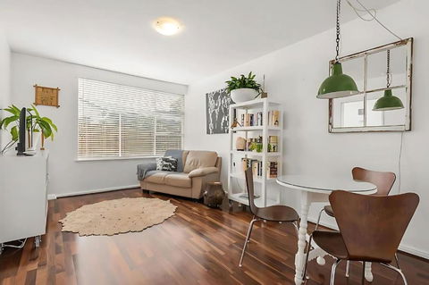 Modern City-Fringe Apartment In New Town - Accommodation Main Beach 2