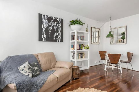 Modern City-Fringe Apartment In New Town - Accommodation Main Beach 1