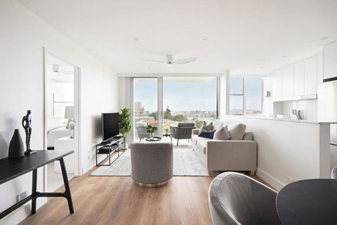Modern Glamour I90 - Accommodation Main Beach 0