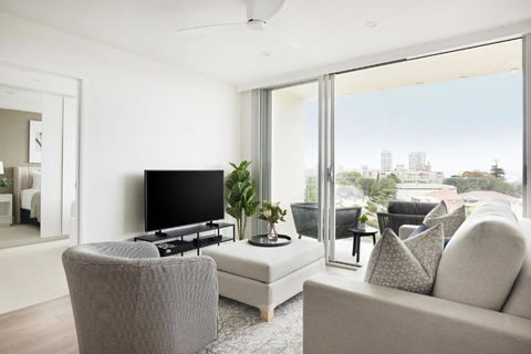 Modern Glamour I90 - Accommodation Main Beach 1