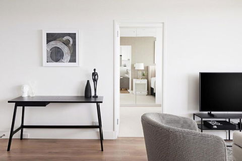 Modern Glamour I90 - Accommodation Main Beach 2