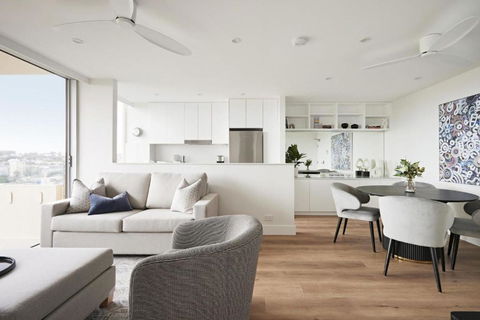 Modern Glamour I90 - Accommodation Main Beach 3