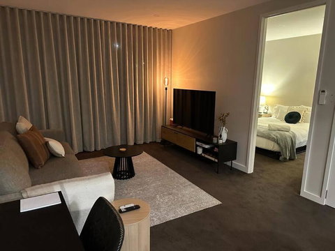 Modern Griffith Apartment - Accommodation Main Beach 3
