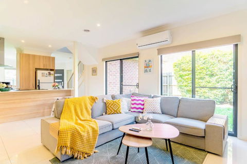 Modern Home In Central Oakleigh East - Accommodation Main Beach 0
