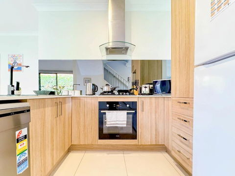 Modern Home In Central Oakleigh East - Accommodation Main Beach 3