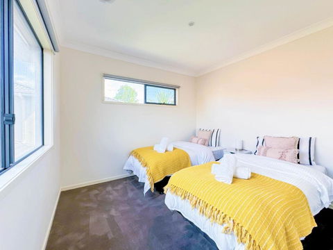 Modern Home In Central Oakleigh East - Accommodation Main Beach 2