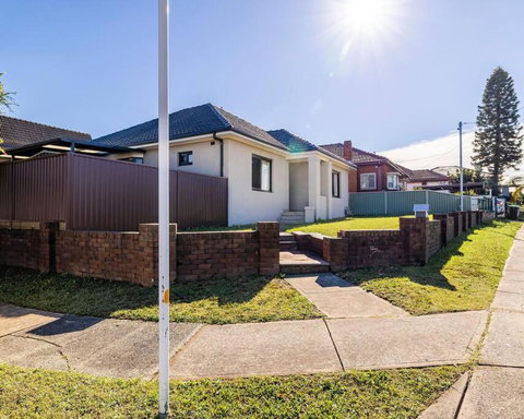Modern Home In The Heart Of Bankstown - Accommodation Main Beach 3