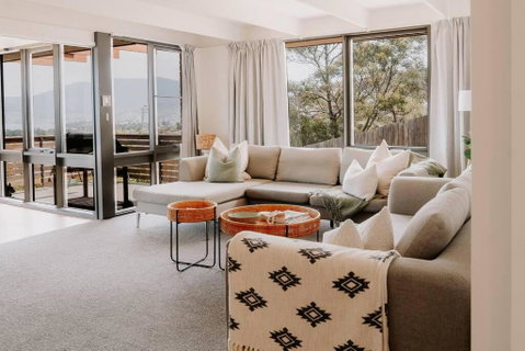 Modern Home Overlooking River - Accommodation Main Beach 1