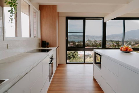 Modern Home Overlooking River - Accommodation Main Beach 3