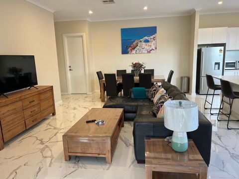 Modern House Between Airport And Sea - Accommodation Main Beach 1