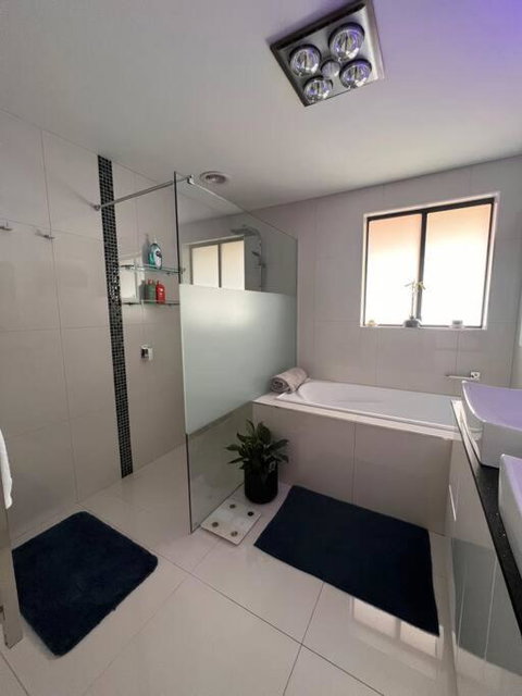 Modern Light Filled Home Near Beaches - Accommodation Main Beach 1
