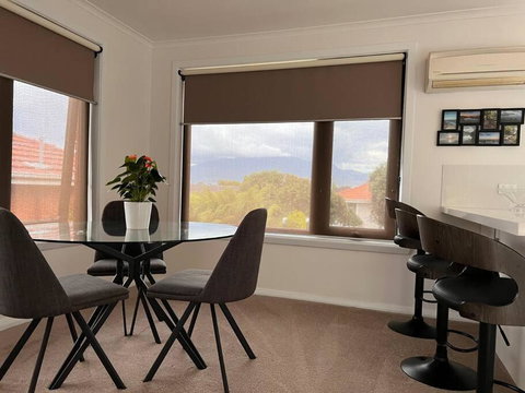 Modern Light Filled Home Near Beaches - Accommodation Main Beach 3