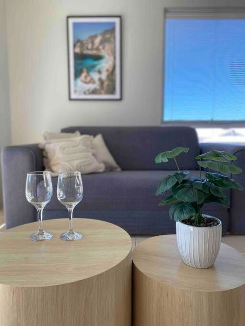 Modern Luxury 1 Bedroom Apartment - Walk To The Shops! Free Wifi - Accommodation Main Beach 1
