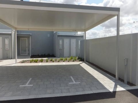 Modern Luxury 1 Bedroom Apartment - Walk To The Shops! Free Wifi - Accommodation Main Beach 2